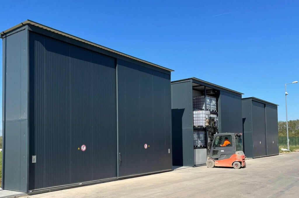 Drie K60-3 IBC PIR stellingcontainers voor Unilin