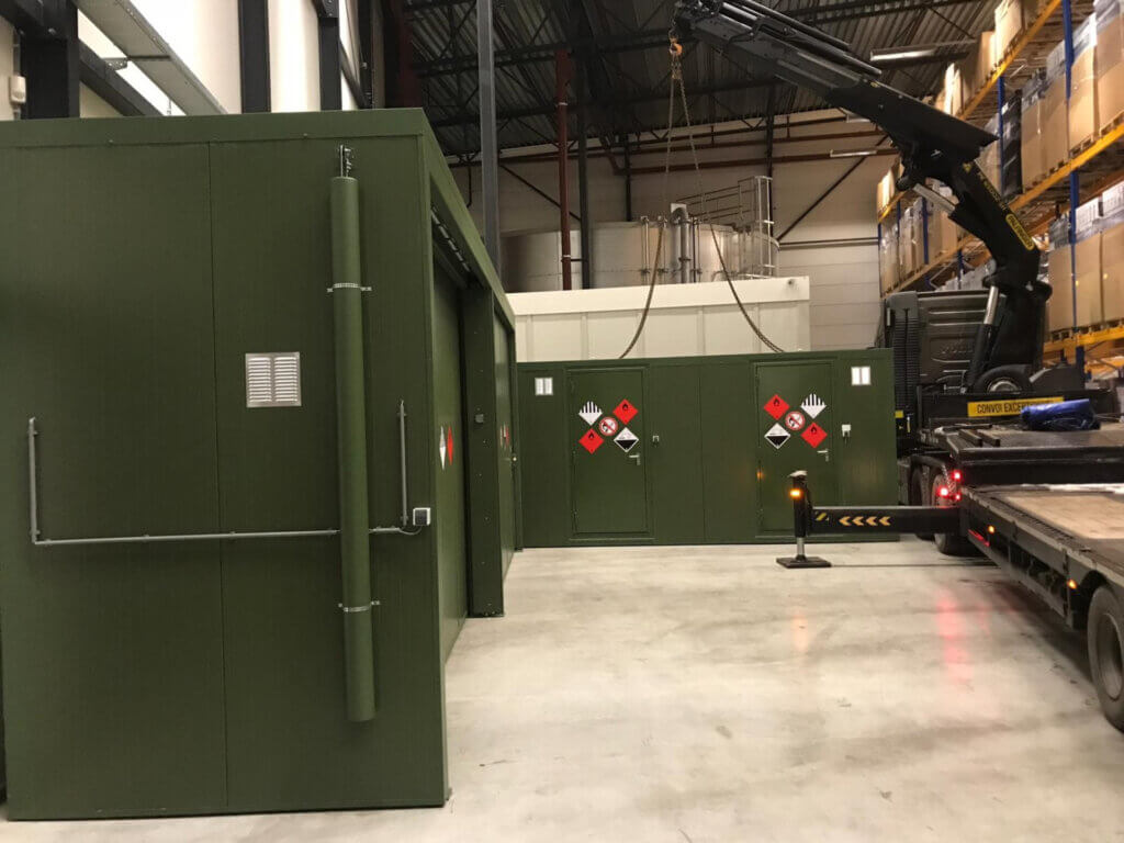 Een brandwerende opslagcontainer K40 Chemie Fireguard en een brandwerende inloopkluis type 7-2C