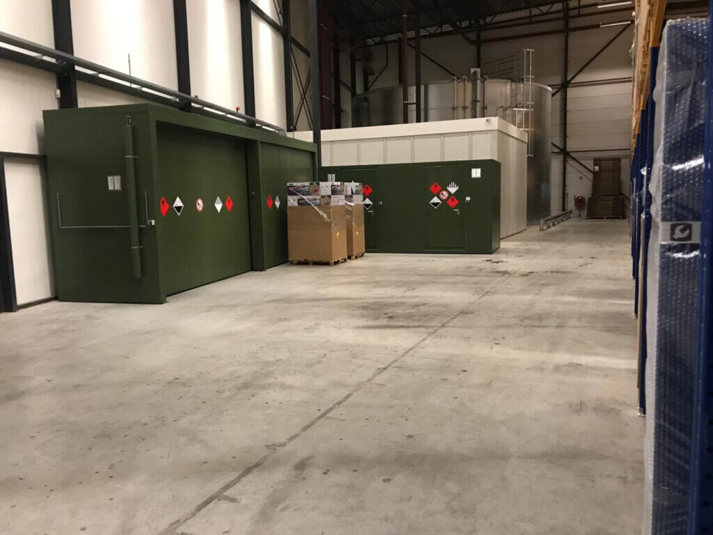 Een brandwerende opslagcontainer K40 Chemie Fireguard en een brandwerende inloopkluis type 7-2C