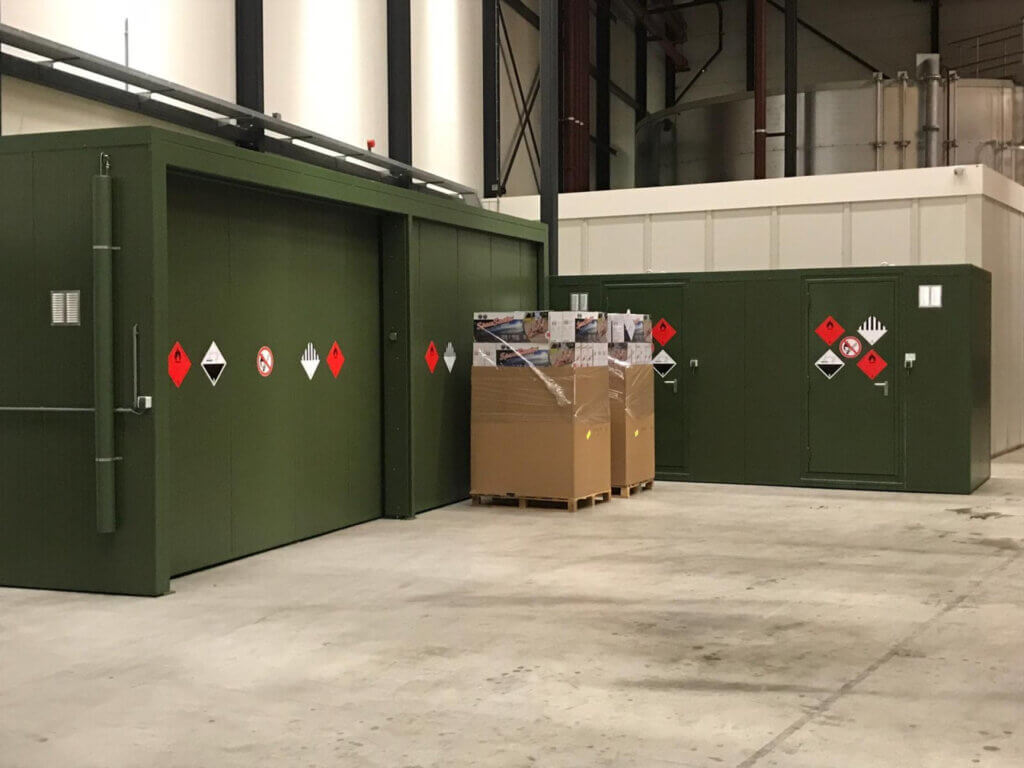 Een brandwerende opslagcontainer K40 Chemie Fireguard en een brandwerende inloopkluis type 7-2C