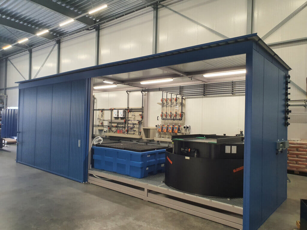 Geïsoleerde opslagcontainer voorzien van doseerinstallatie