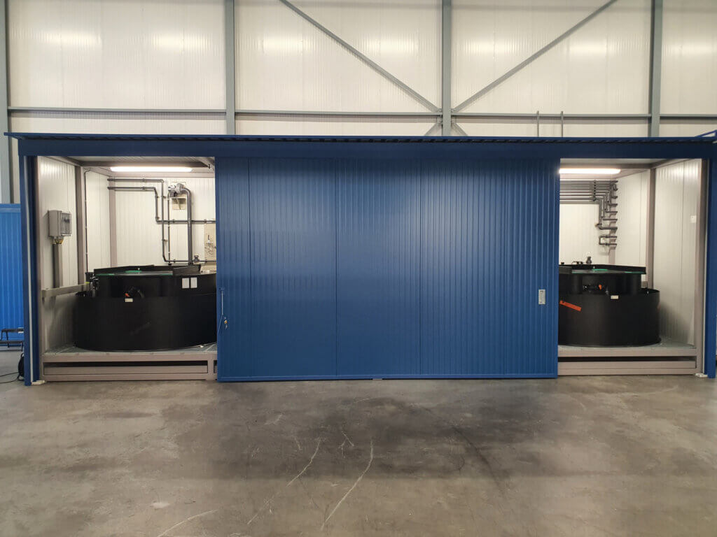 Geïsoleerde opslagcontainer voorzien van doseerinstallatie