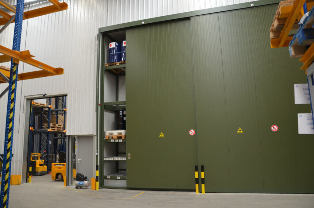 Opslagcontainer met 5 verdiepingen in de wand weggewerkt