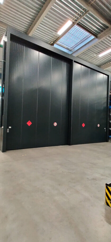 Twee brandwerende opslagcontainers type K80-3 euro 2C Fireguard voor EMCM B.V. te Nijmegen
