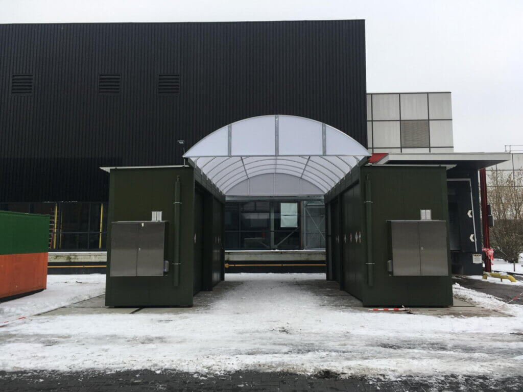Twee pompkasten voorzien van een koepeldak