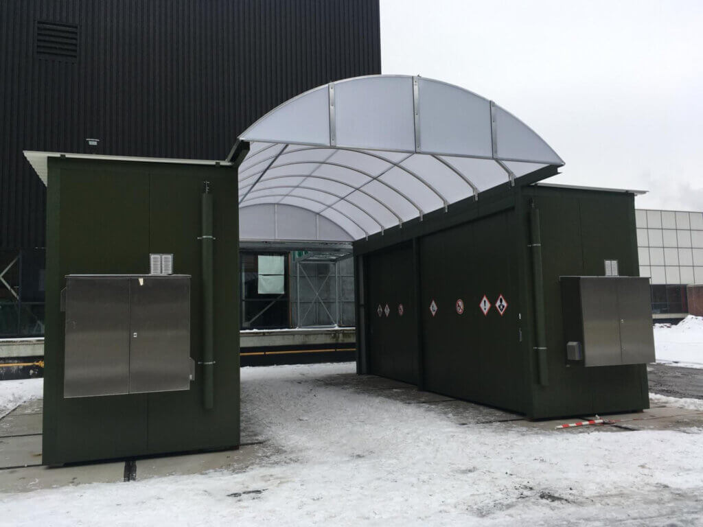 Twee pompkasten voorzien van een koepeldak
