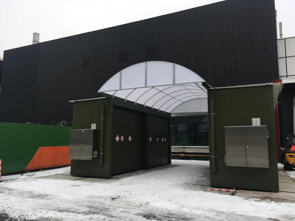 Twee pompkasten voorzien van een koepeldak