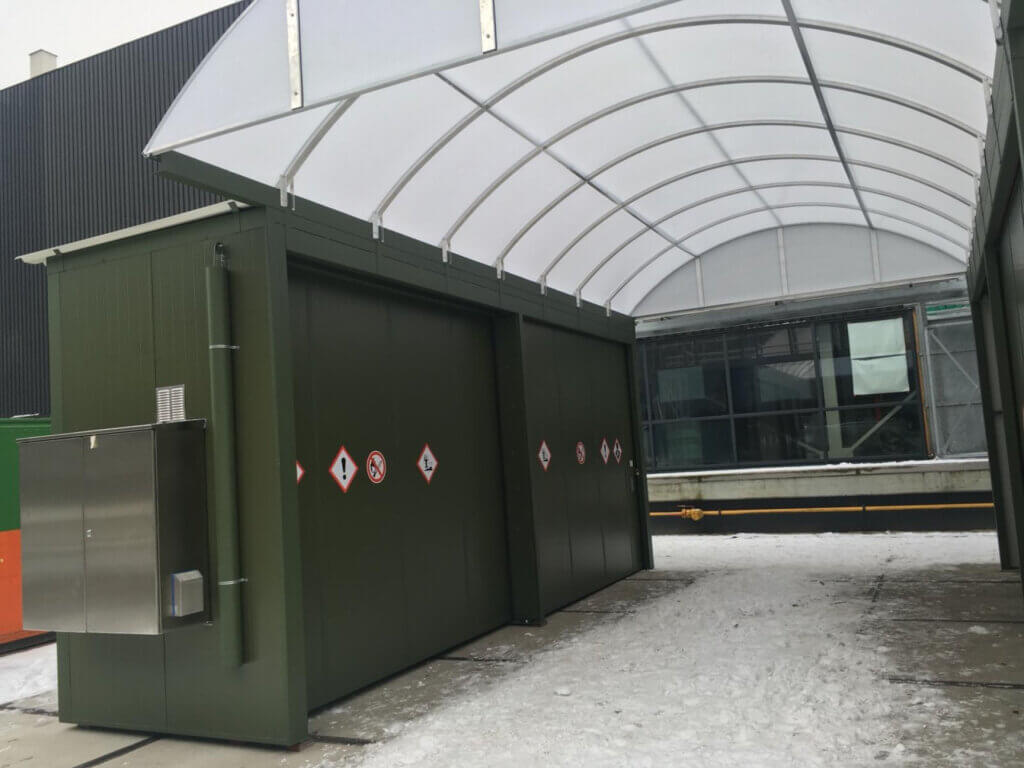 Twee pompkasten voorzien van een koepeldak