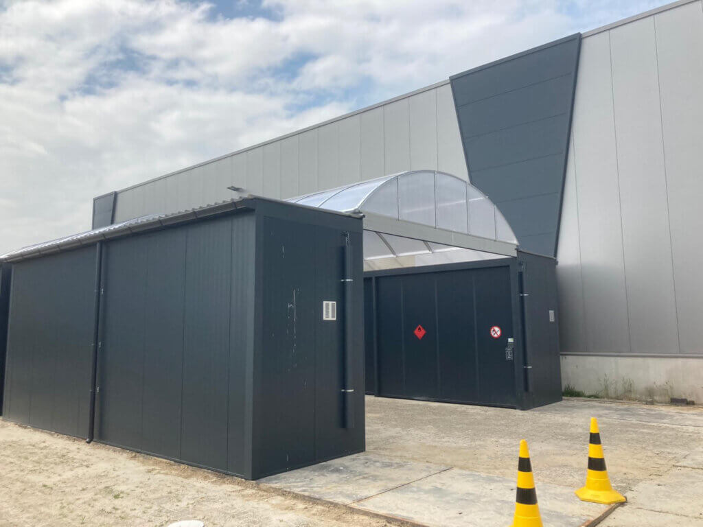 Vier brandwerende stellingcontainers type K60 euro Fireguard met koepeldaken