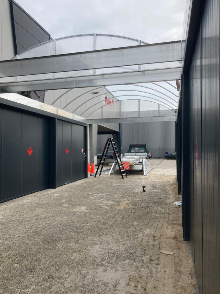 Vier brandwerende stellingcontainers type K60 euro Fireguard met koepeldaken