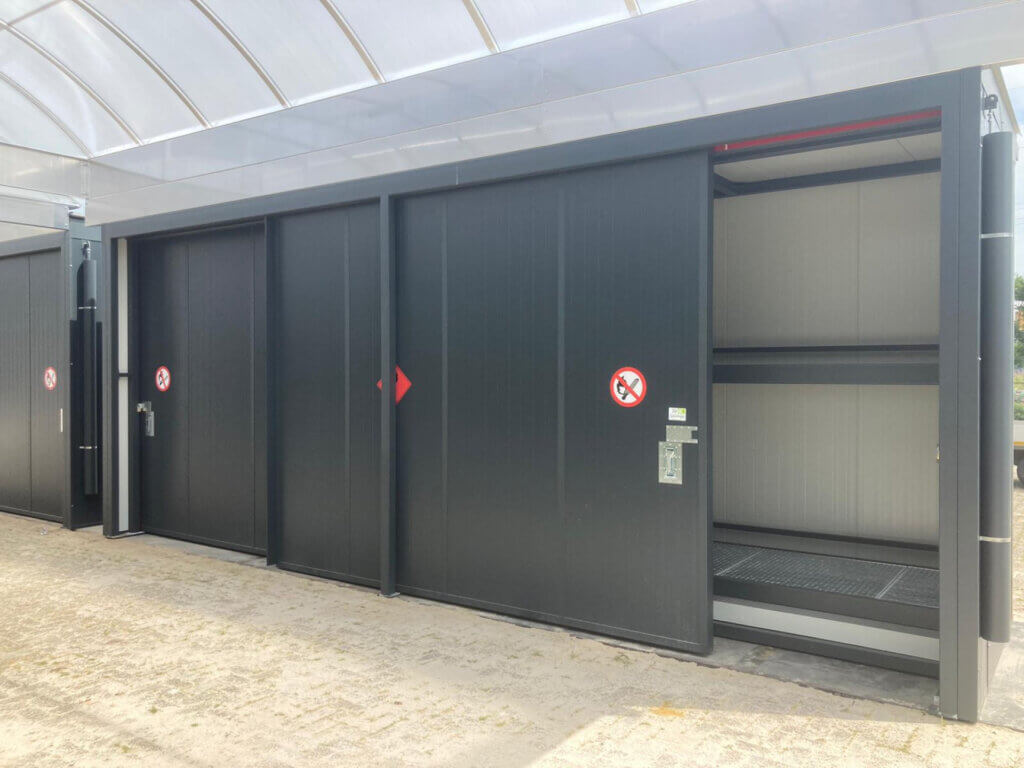Vier brandwerende stellingcontainers type K60 euro Fireguard met koepeldaken