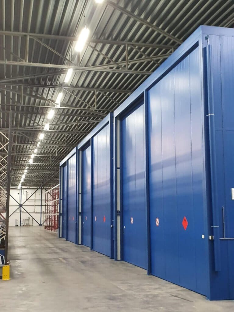 Zes brandwerende opslagcontainers voor Zep Industries B.V. uit Bergen op Zoom